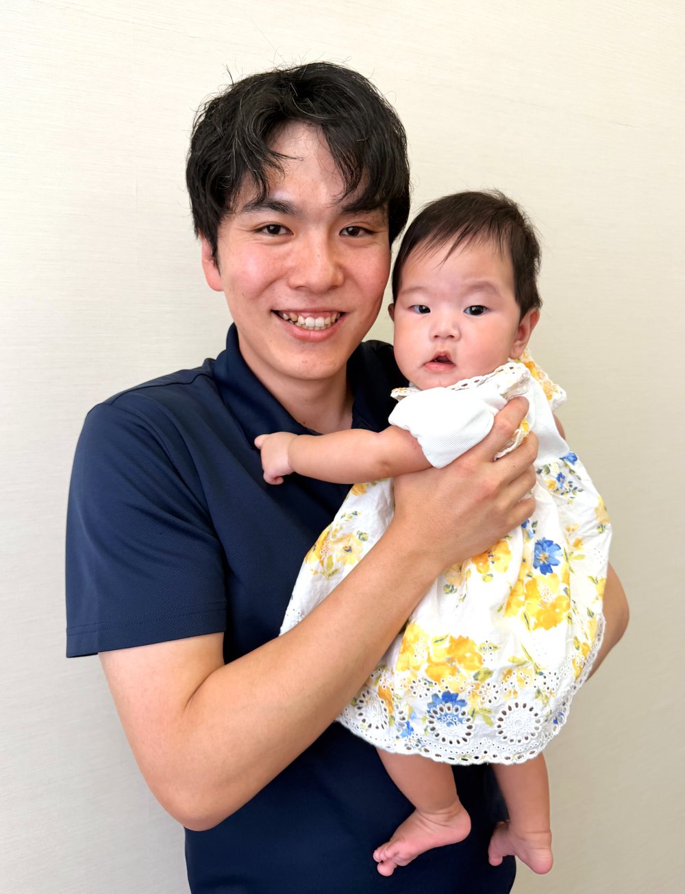 子どもを抱くK.Hさん