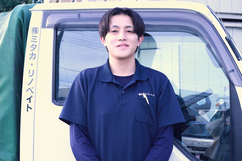 トラックの前に立つR.Sさん